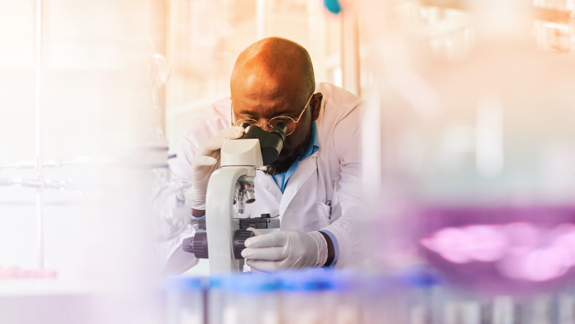 dedicated market experts image